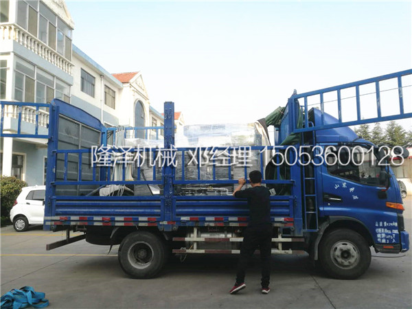 遼寧鞍山客戶的大型海鮮醬炒鍋設備正在裝車發(fā)貨