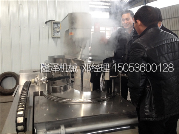 河北張家口客戶來(lái)隆澤機(jī)械考察電磁爆米花機(jī)