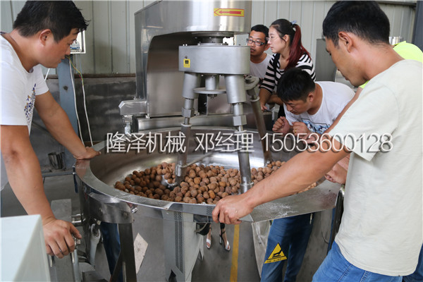 西安客戶參觀隆澤機(jī)械椒鹽核桃設(shè)備生產(chǎn)現(xiàn)場(chǎng)并試機(jī)（附圖）