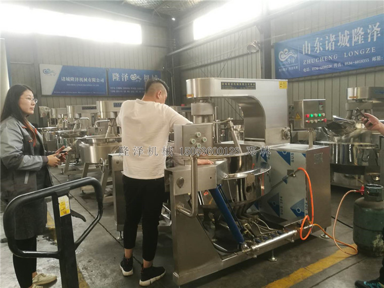 歡迎浙江杭州客戶到我隆澤考察炒菜機(jī)